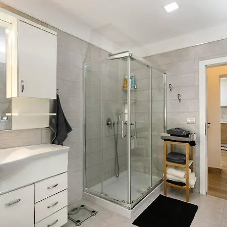 Emi's Villa Golem (Tirana)