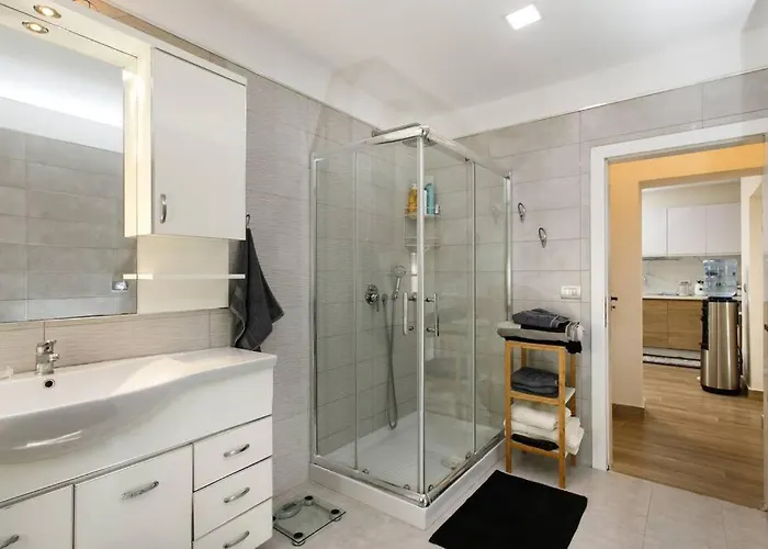 Emi's Villa Golem (Tirana)